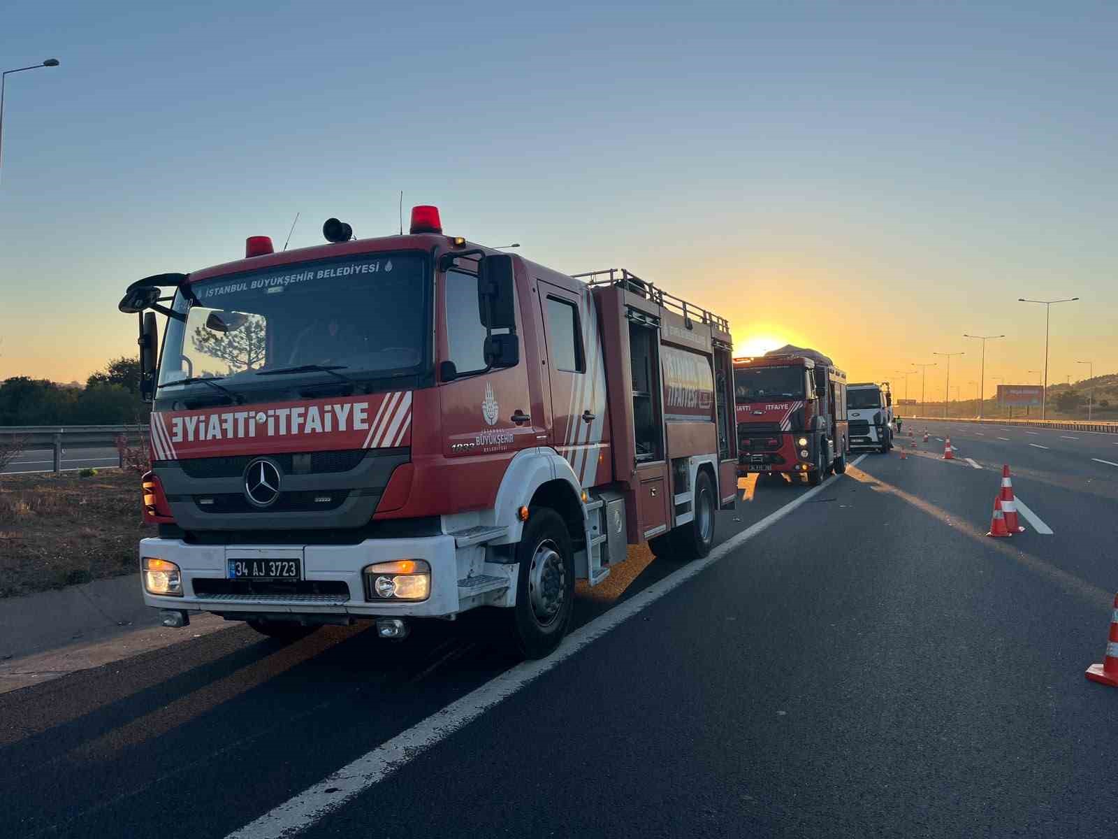 İstanbul Kuzey Marmara Otoyolu’nda seyir halindeki tır, hafif ticari araca çarptı: 6 yaralı