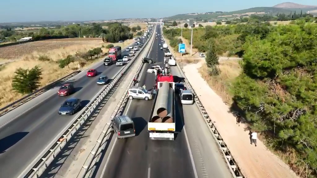 Tırdan dökülen mazot ortalığı savaş alanına çevirdi: 10 araç birbirine girdi