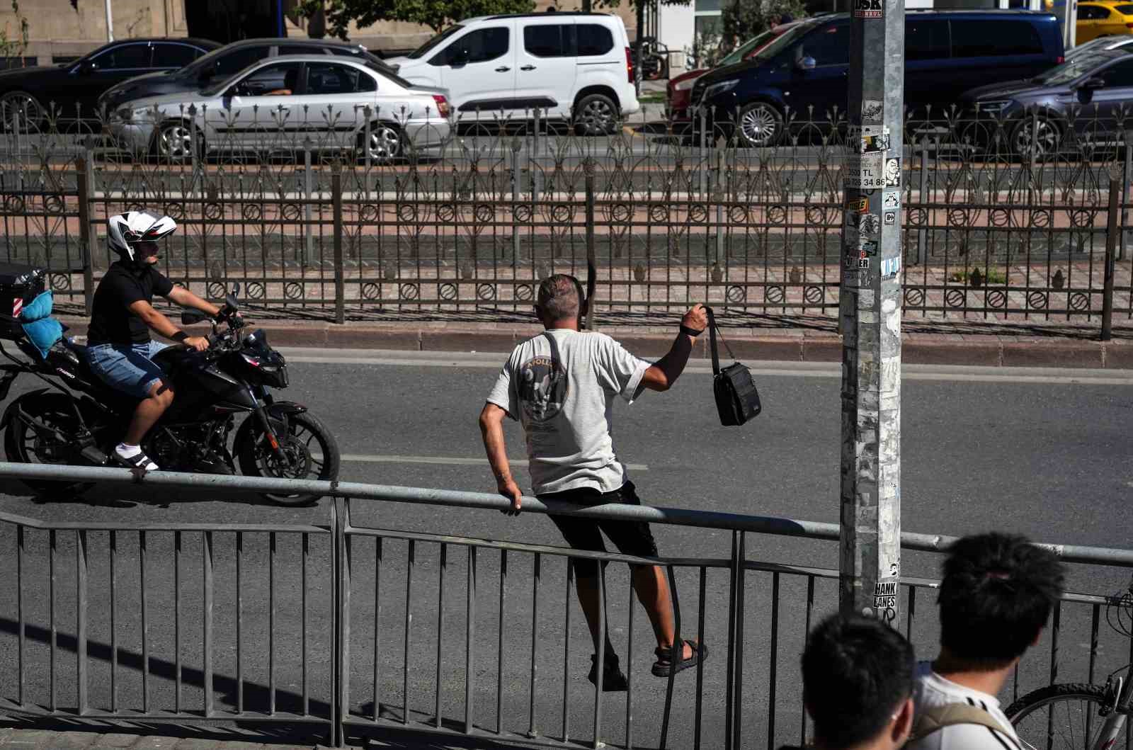 Karaköy’de yayaların bariyerlerle imtihanı, alt geçit var, kısa yol yok