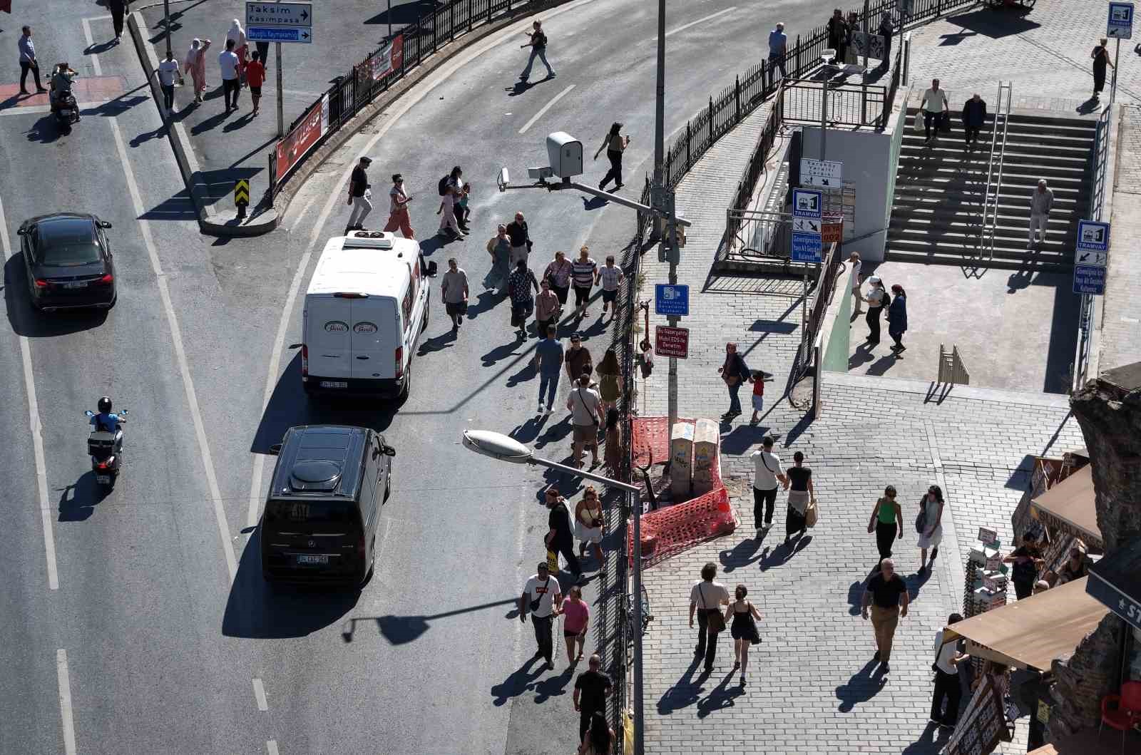 Karaköy’de yayaların bariyerlerle imtihanı, alt geçit var, kısa yol yok