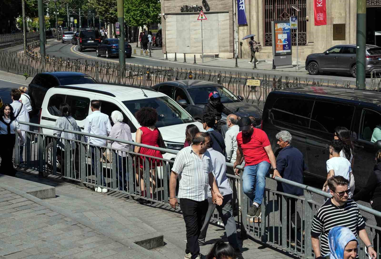 Karaköy’de yayaların bariyerlerle imtihanı, alt geçit var, kısa yol yok
