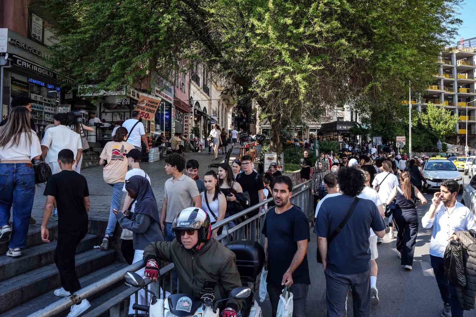 Karaköy’de yayaların bariyerlerle imtihanı, alt geçit var, kısa yol yok