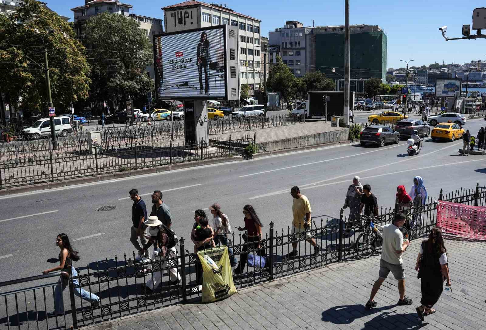Karaköy’de yayaların bariyerlerle imtihanı, alt geçit var, kısa yol yok