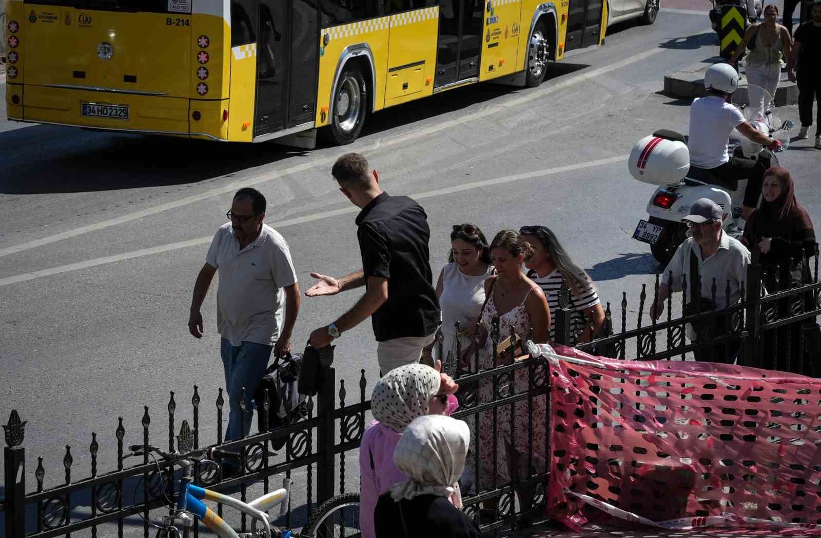 Karaköy’de yayaların bariyerlerle imtihanı, alt geçit var, kısa yol yok