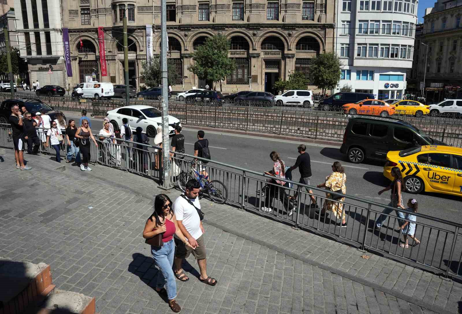 Karaköy’de yayaların bariyerlerle imtihanı, alt geçit var, kısa yol yok