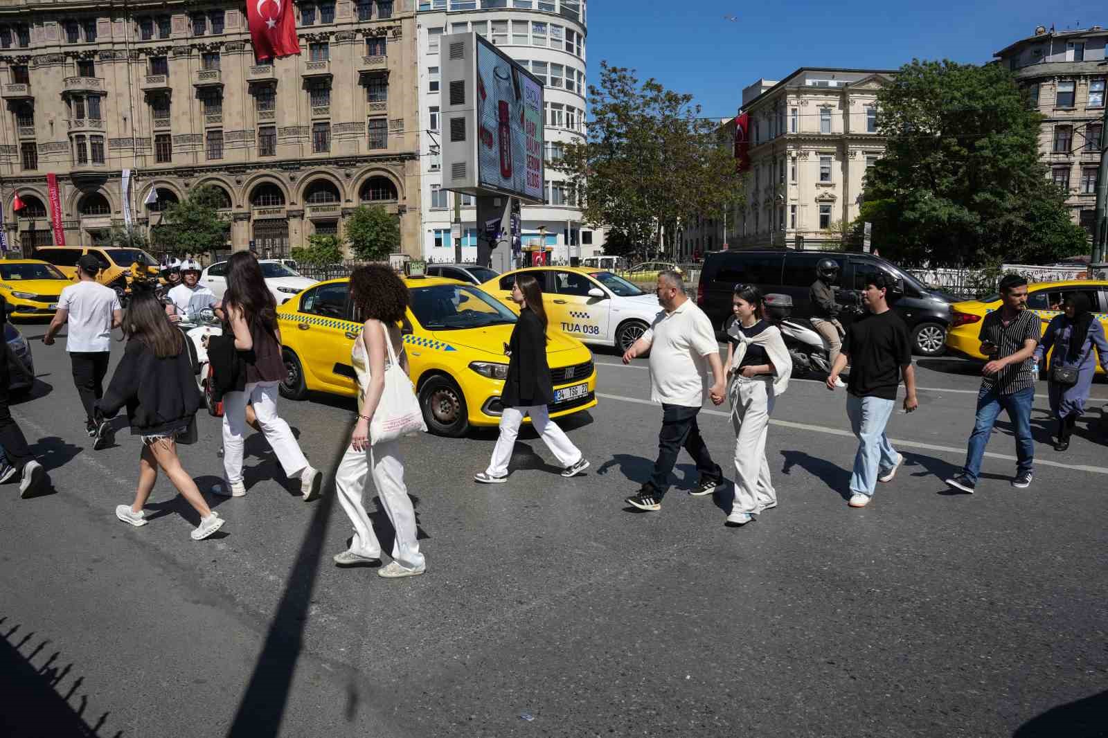 Karaköy’de yayaların bariyerlerle imtihanı, alt geçit var, kısa yol yok