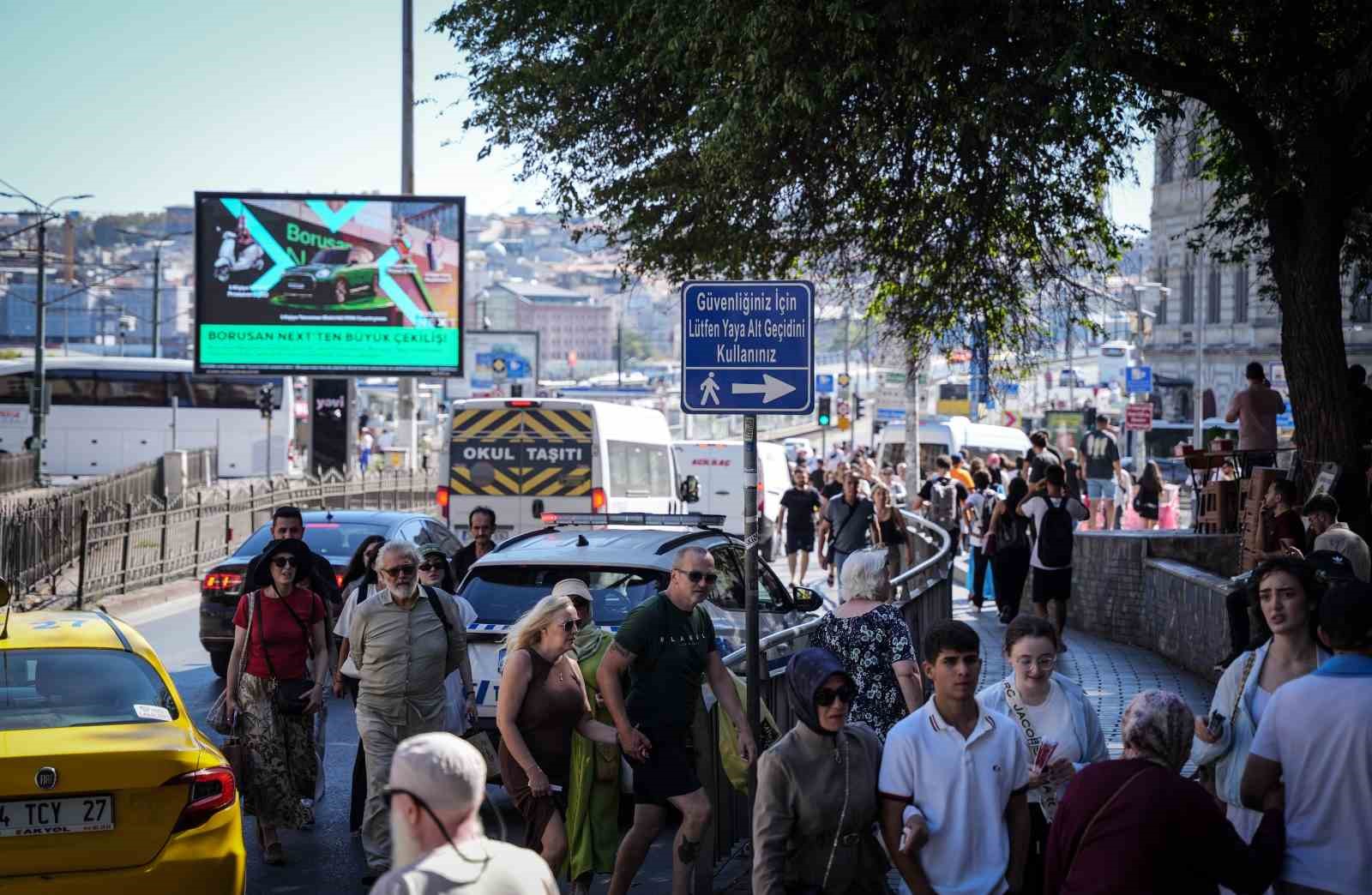 Karaköy’de yayaların bariyerlerle imtihanı, alt geçit var, kısa yol yok