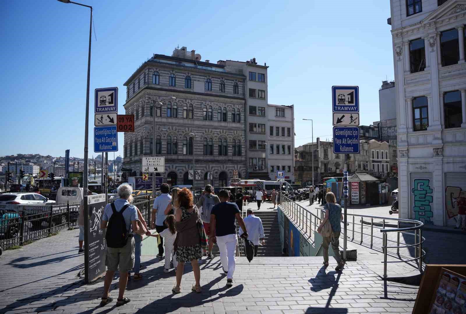 Karaköy’de yayaların bariyerlerle imtihanı, alt geçit var, kısa yol yok