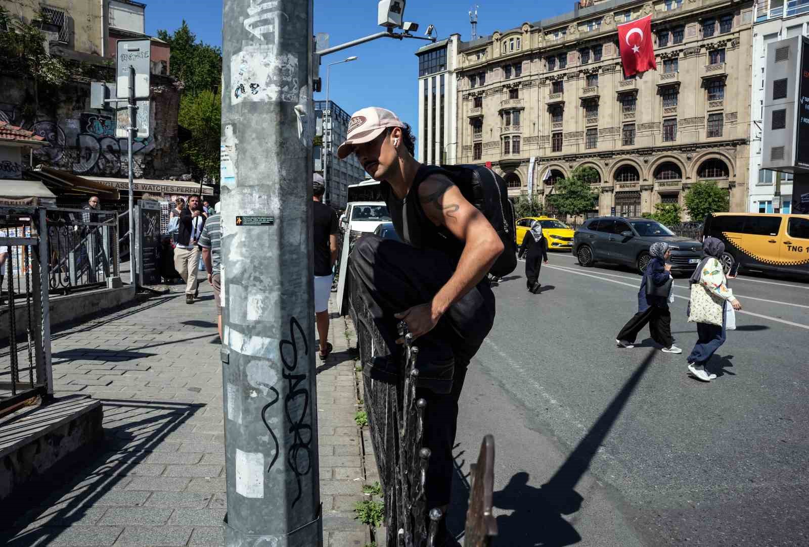 Karaköy’de yayaların bariyerlerle imtihanı, alt geçit var, kısa yol yok