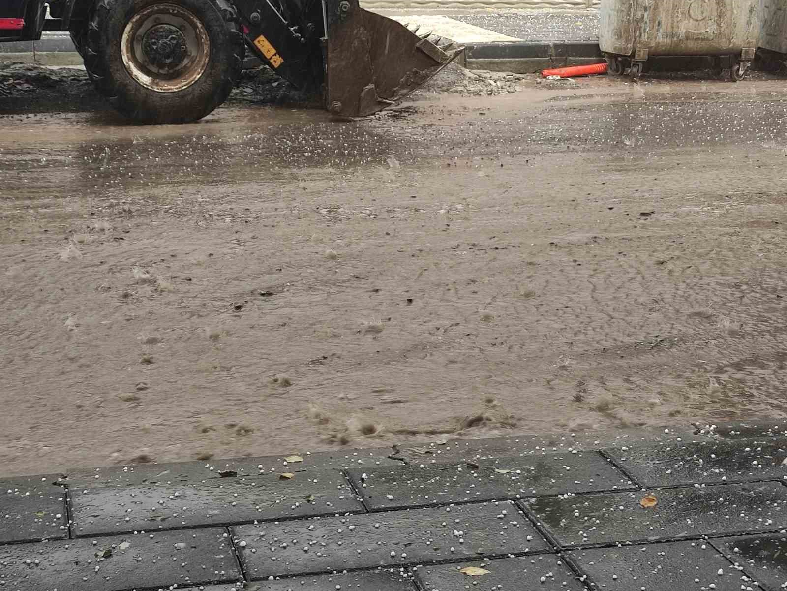 Sağanak ve dolu ulaşımı aksattı, tarım arazileri zarar gördü