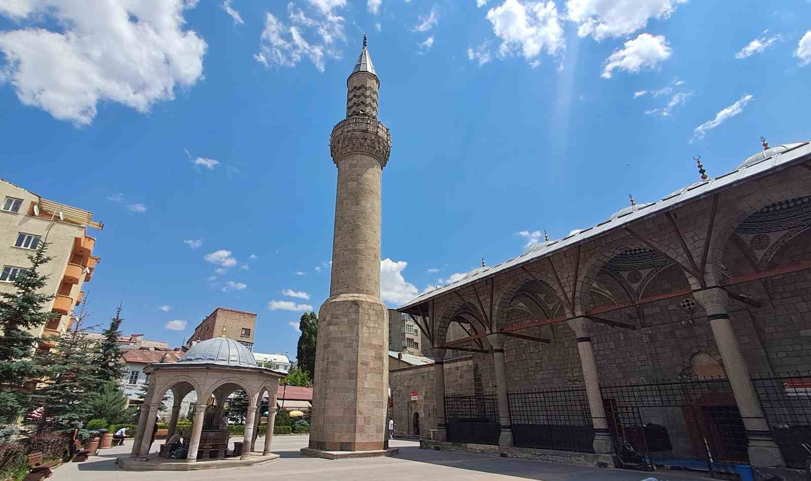 Önce minare yapıldı, cami sonradan eklendi