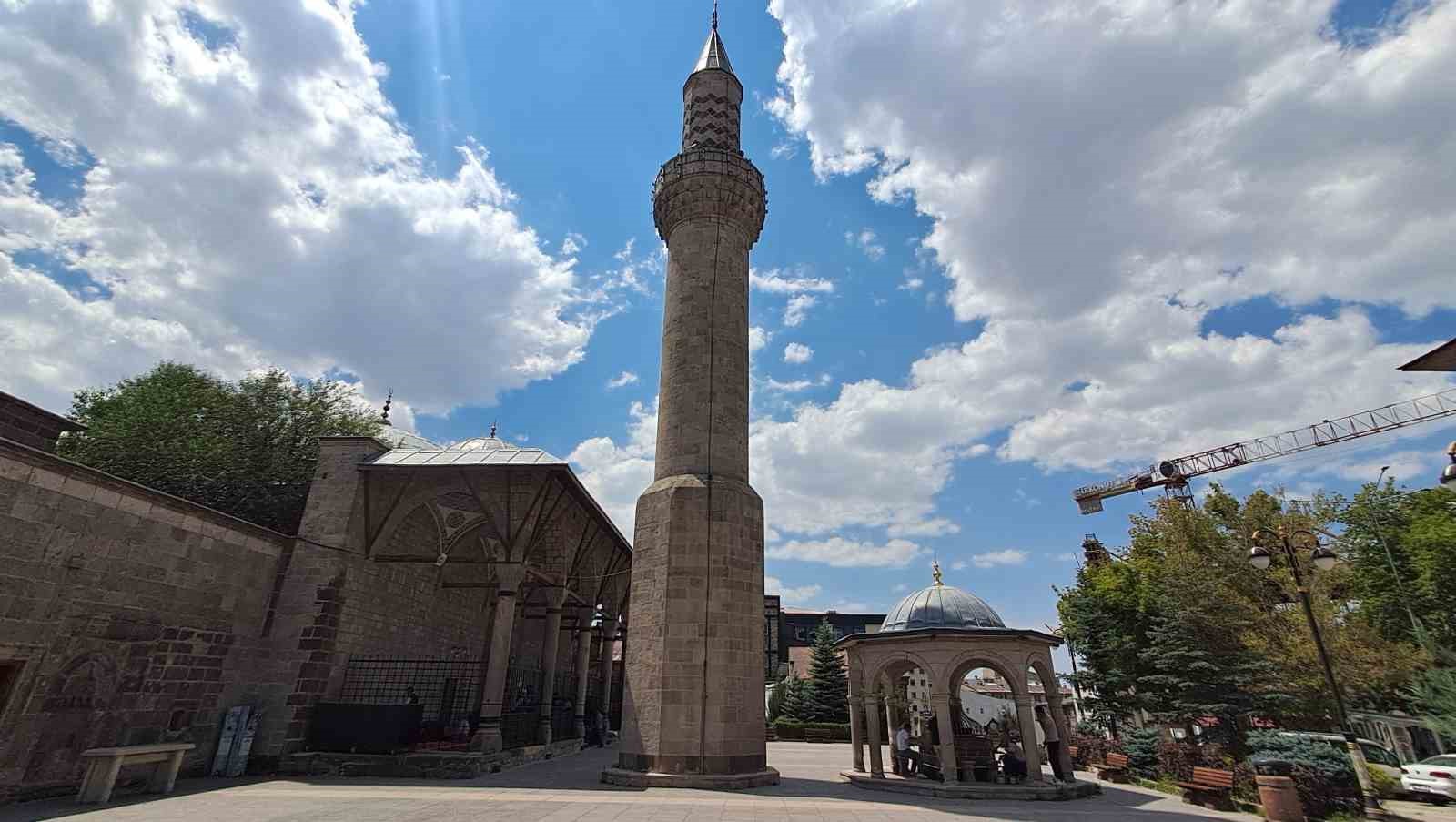 Önce minare yapıldı, cami sonradan eklendi