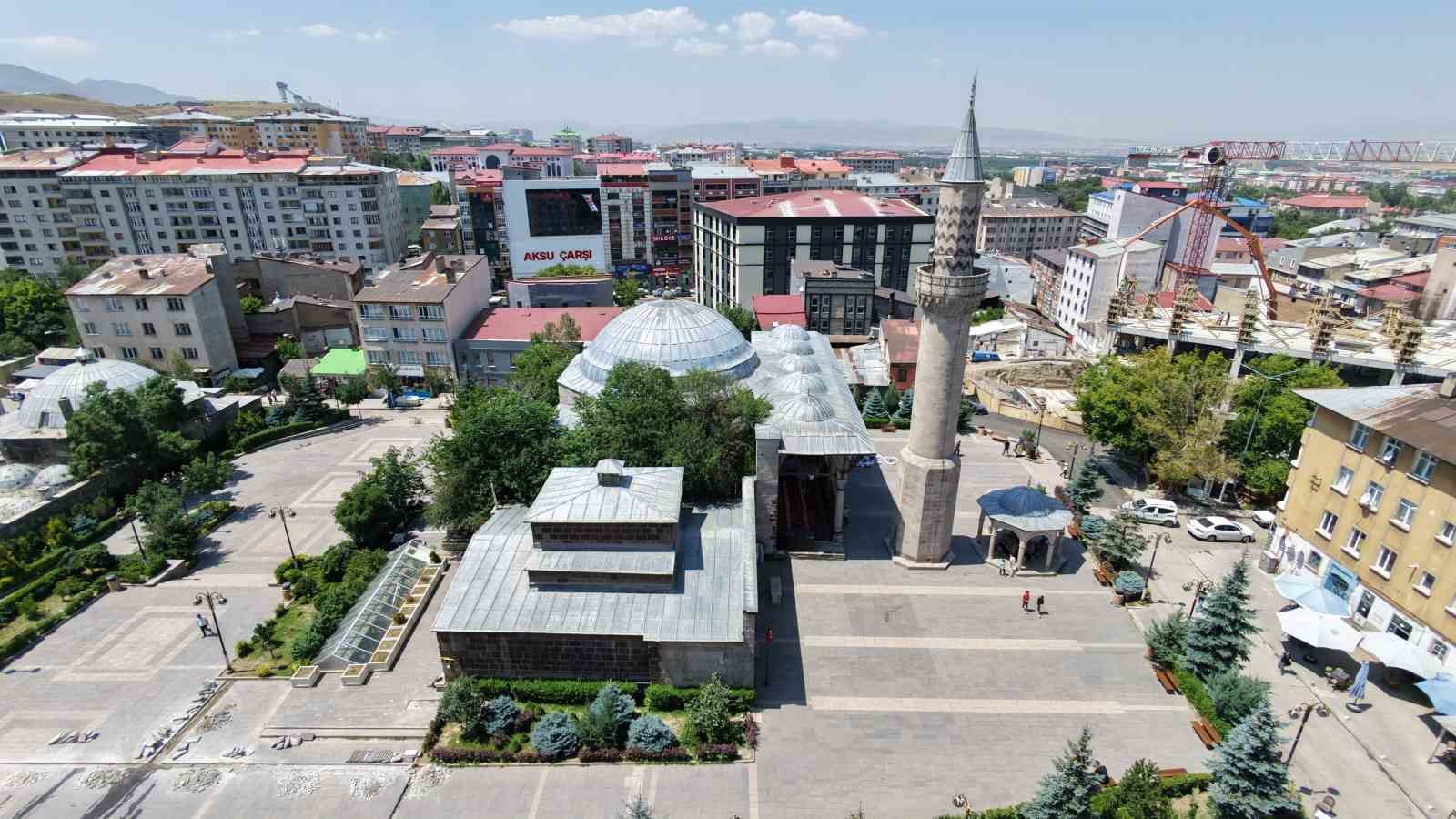 Önce minare yapıldı, cami sonradan eklendi