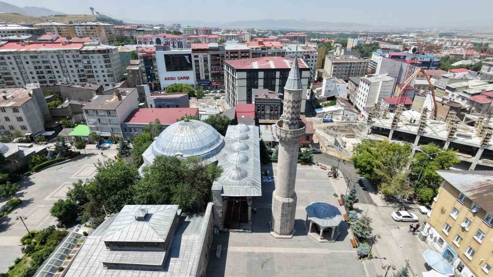 Önce minare yapıldı, cami sonradan eklendi