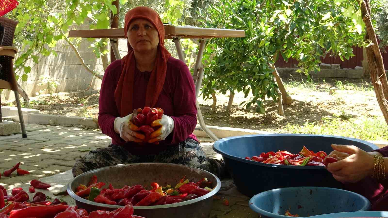 Kavurucu sıcakta devam eden acı mesaiyle birlikte damlar kırmızıya büründü