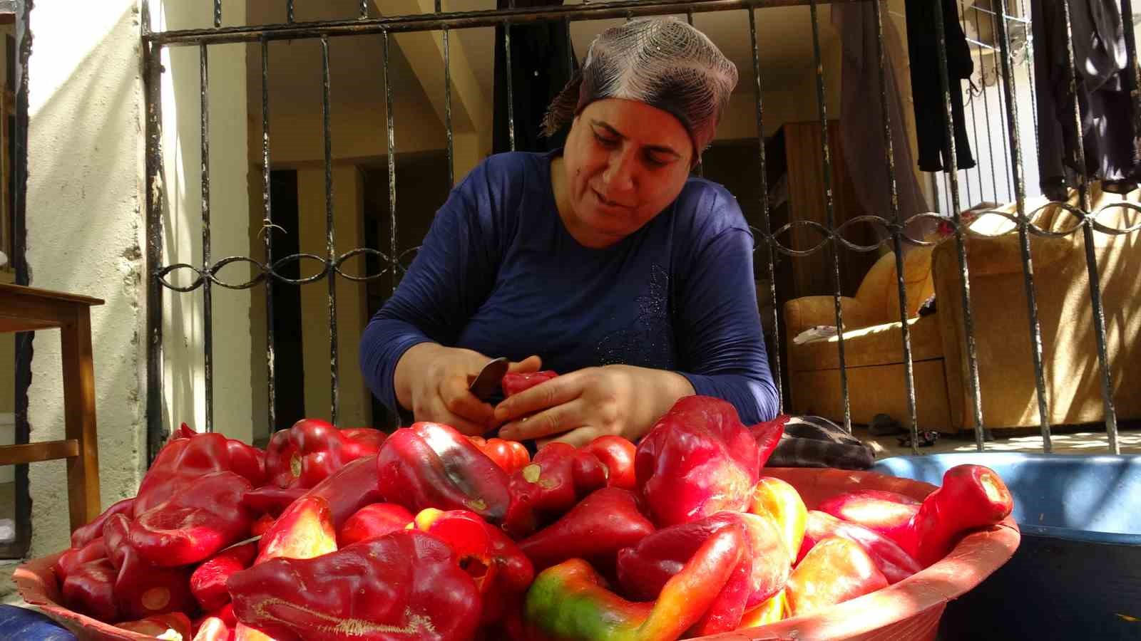 Kavurucu sıcakta devam eden acı mesaiyle birlikte damlar kırmızıya büründü