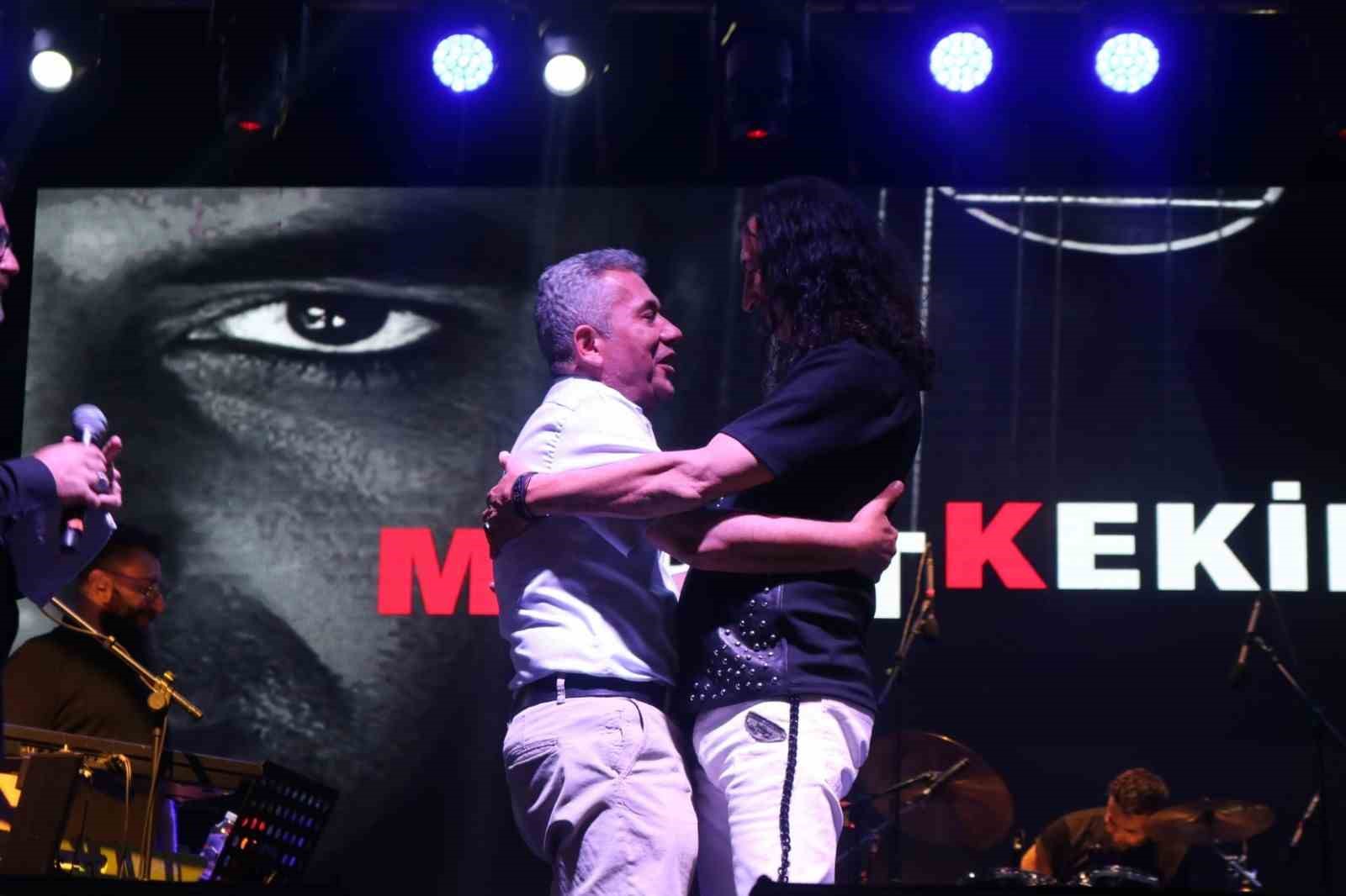 Çal’da festival coşkusu doruğa çıktı! Murat Kekilli geceye damga vurdu