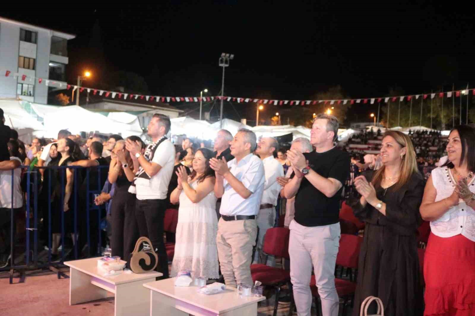 Çal’da festival coşkusu doruğa çıktı! Murat Kekilli geceye damga vurdu