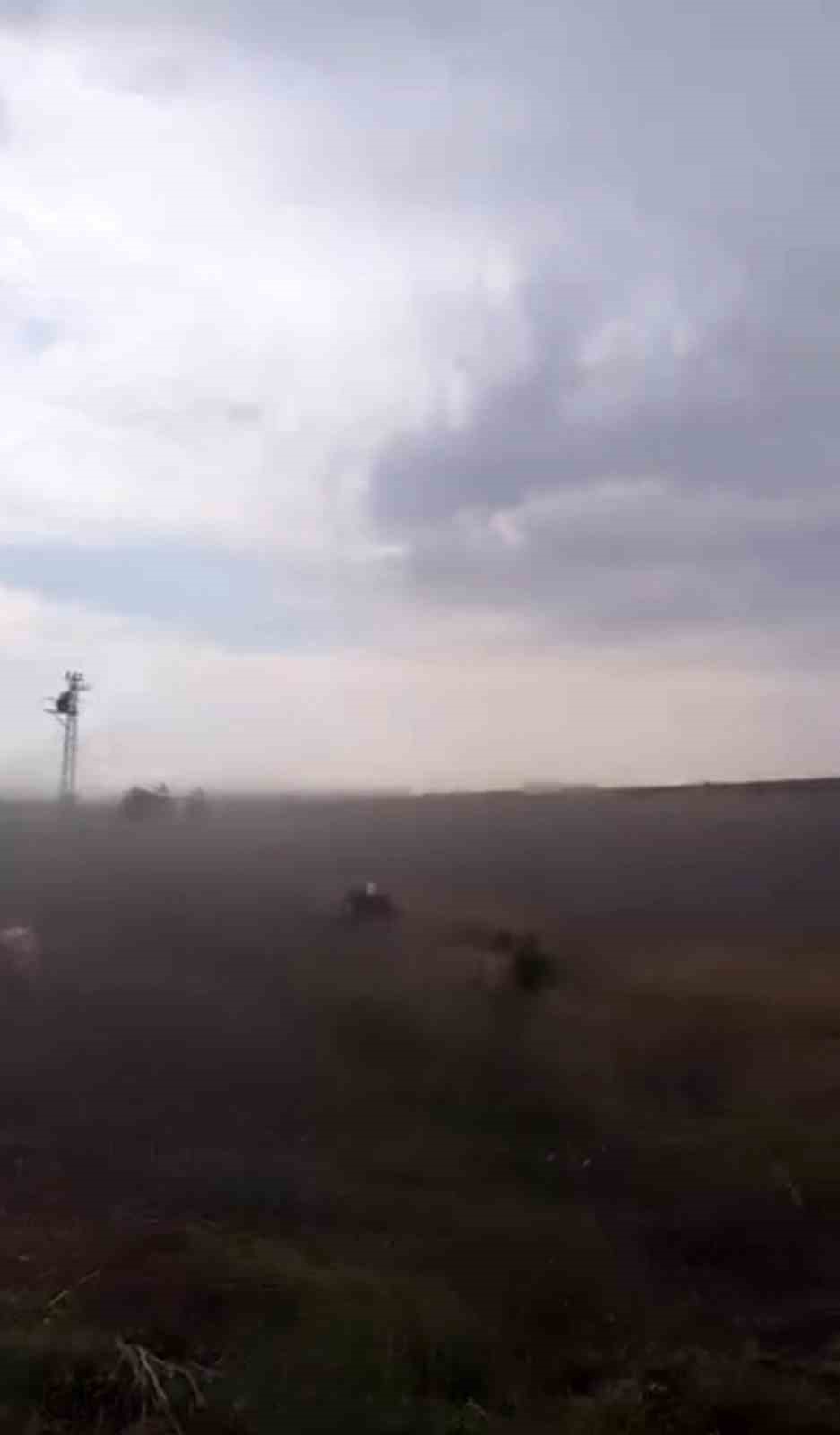 Siverek’te etkili olan fırtına, tarlada çalışan işçilere zor anlar yaşattı