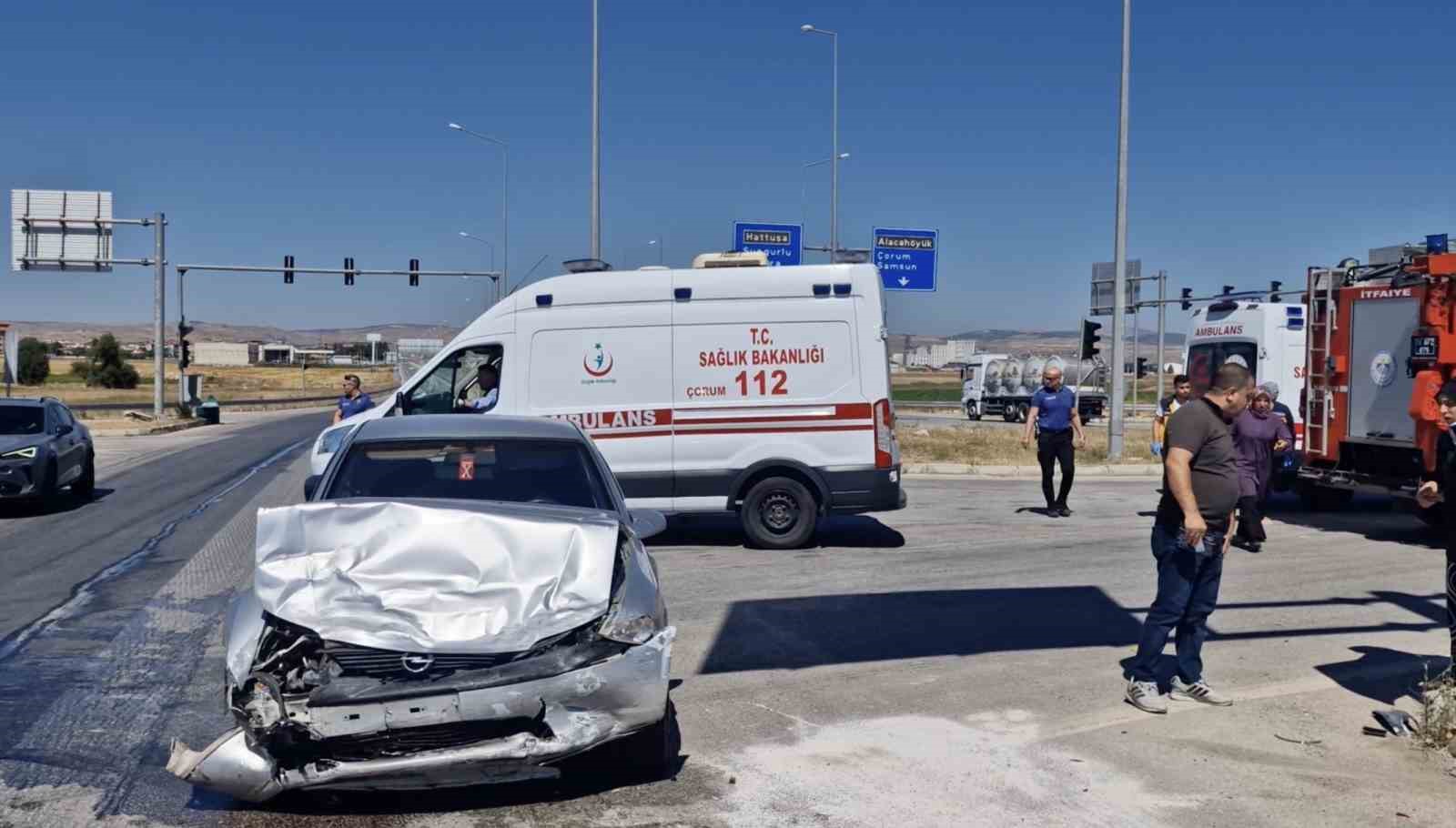Çorum’da iki otomobil çarpıştı: 5 yaralı