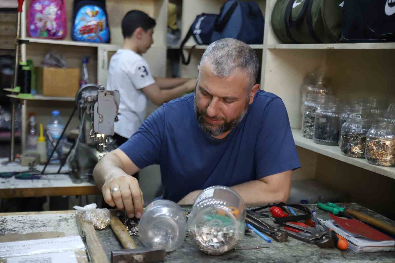 Babasından devraldığı çanta tamirciliğini 30 yıldır sürdürüyor