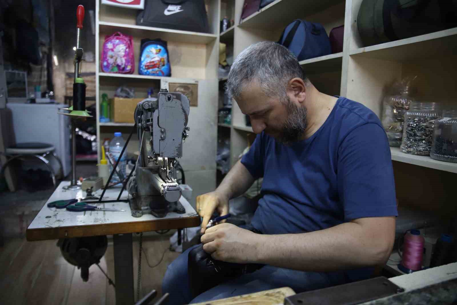 Babasından devraldığı çanta tamirciliğini 30 yıldır sürdürüyor