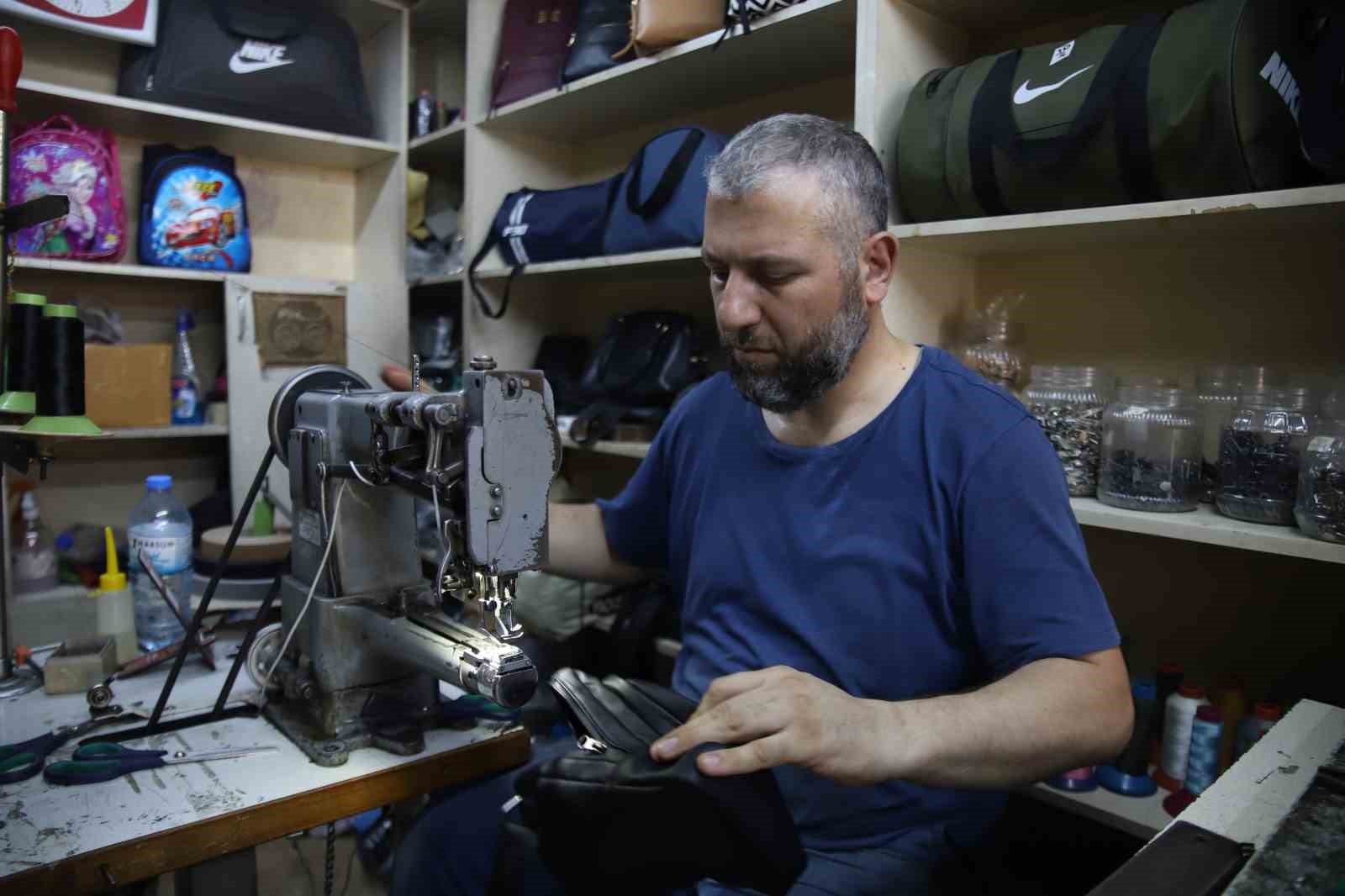 Babasından devraldığı çanta tamirciliğini 30 yıldır sürdürüyor