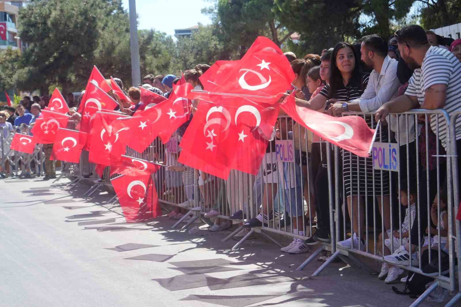 Dana derisini giyip, at kılından bıyık taktılar