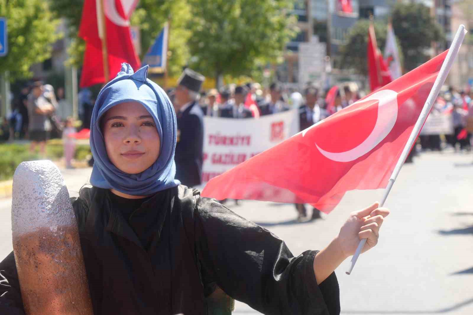 Dana derisini giyip, at kılından bıyık taktılar