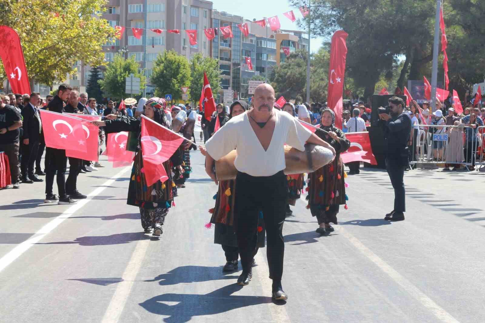 Dana derisini giyip, at kılından bıyık taktılar