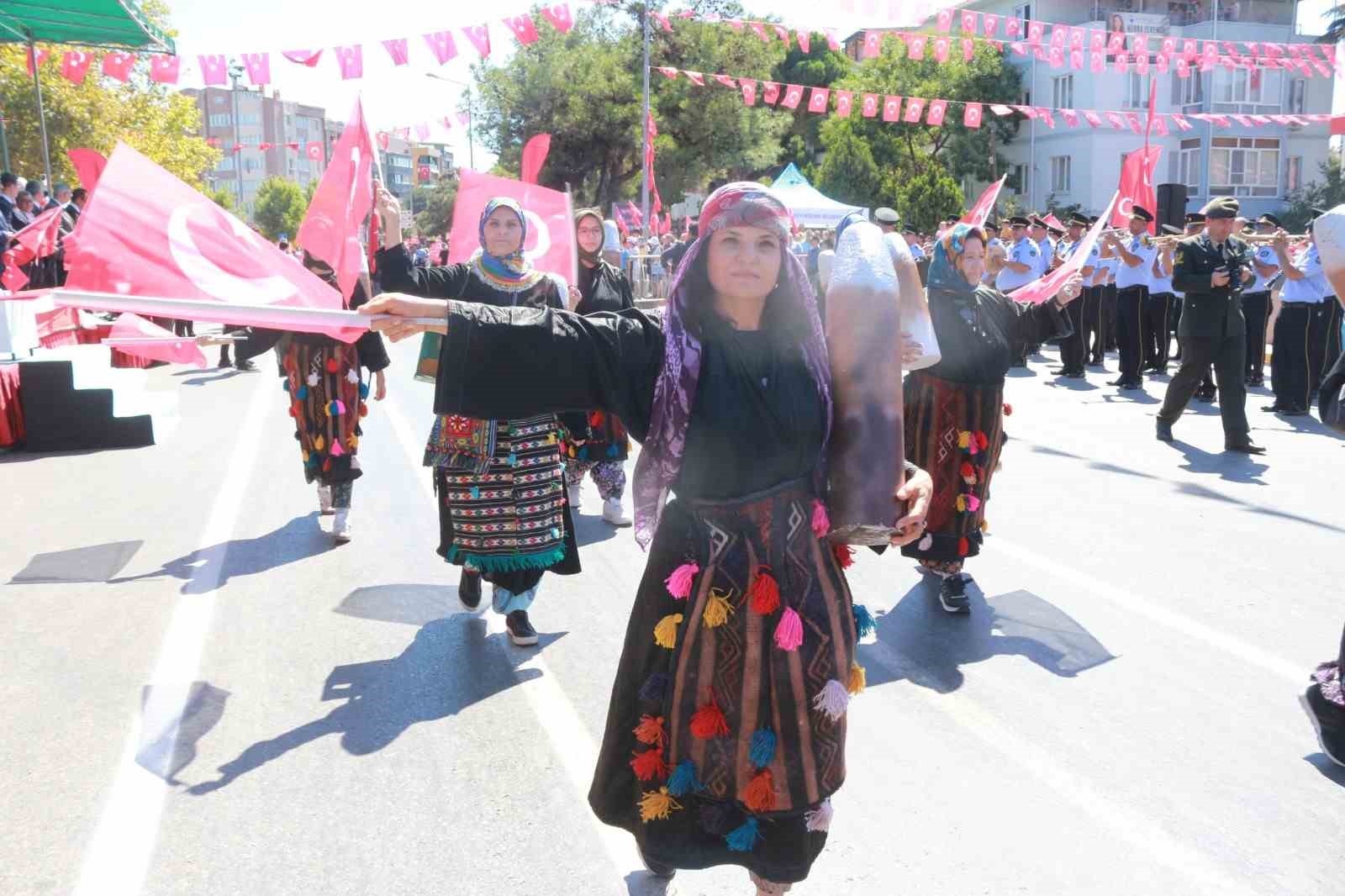 Dana derisini giyip, at kılından bıyık taktılar