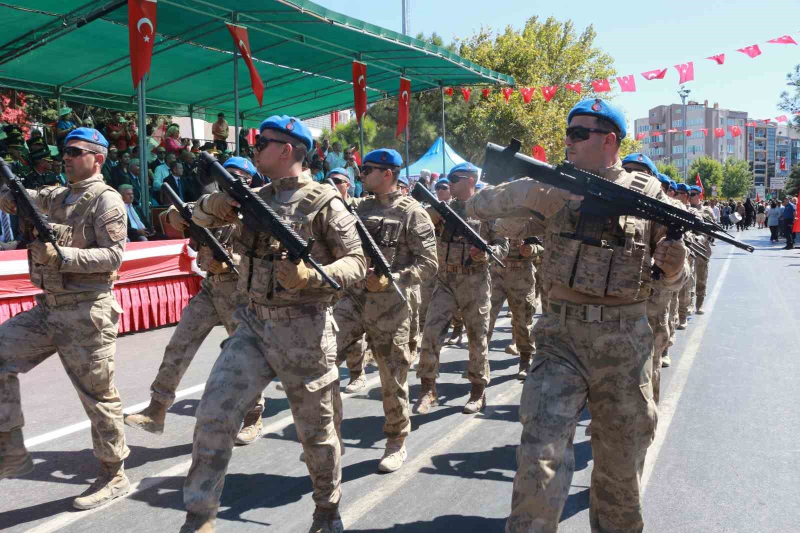 Dana derisini giyip, at kılından bıyık taktılar
