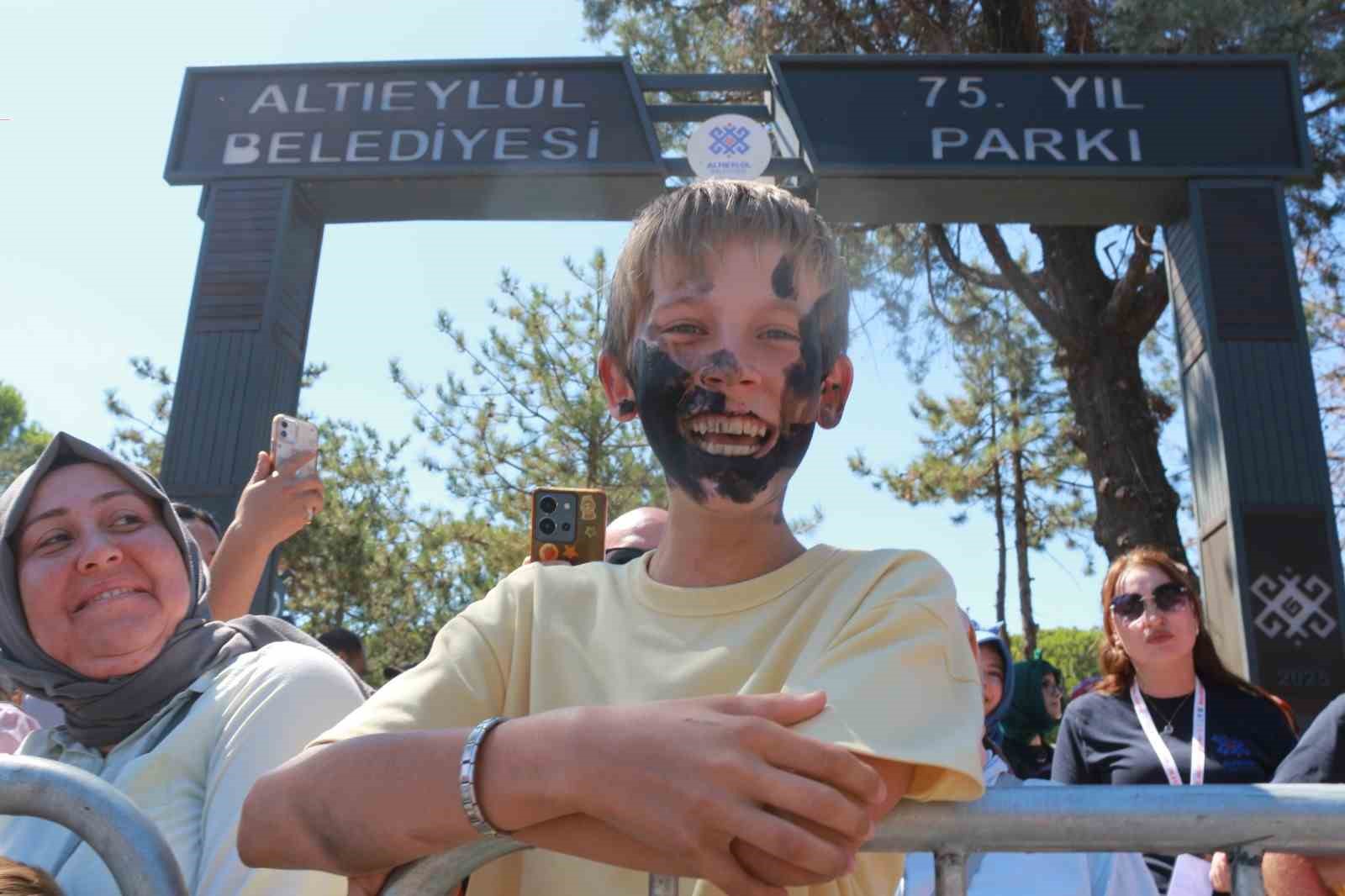 Dana derisini giyip, at kılından bıyık taktılar