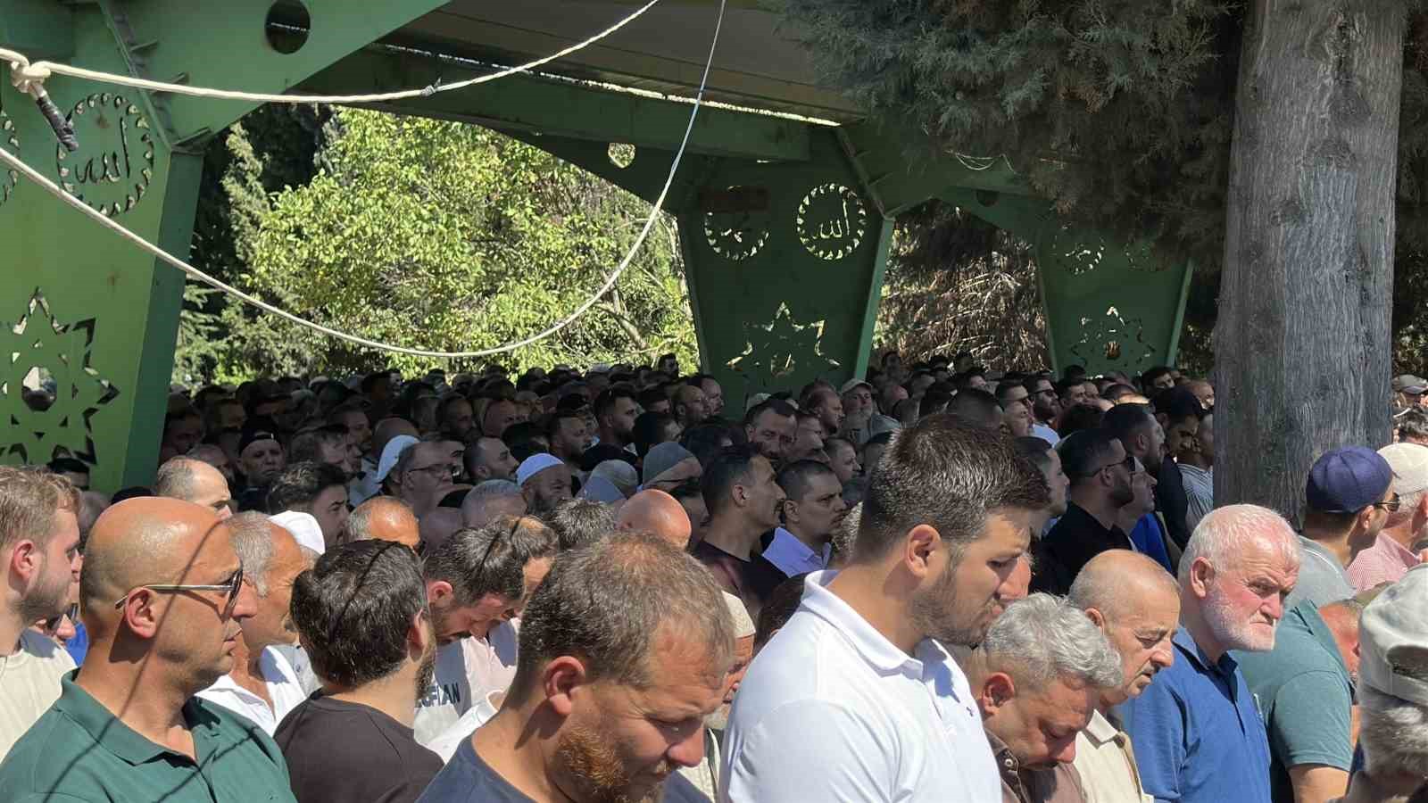 Sığ suya atlayarak hayatını kaybeden 3 çocuk babası son yolculuğuna uğurlandı
