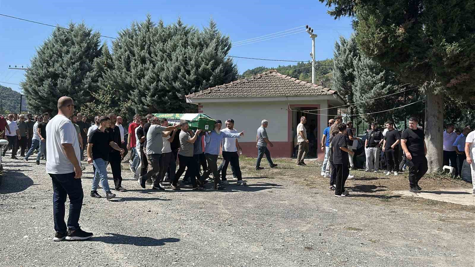 Sığ suya atlayarak hayatını kaybeden 3 çocuk babası son yolculuğuna uğurlandı