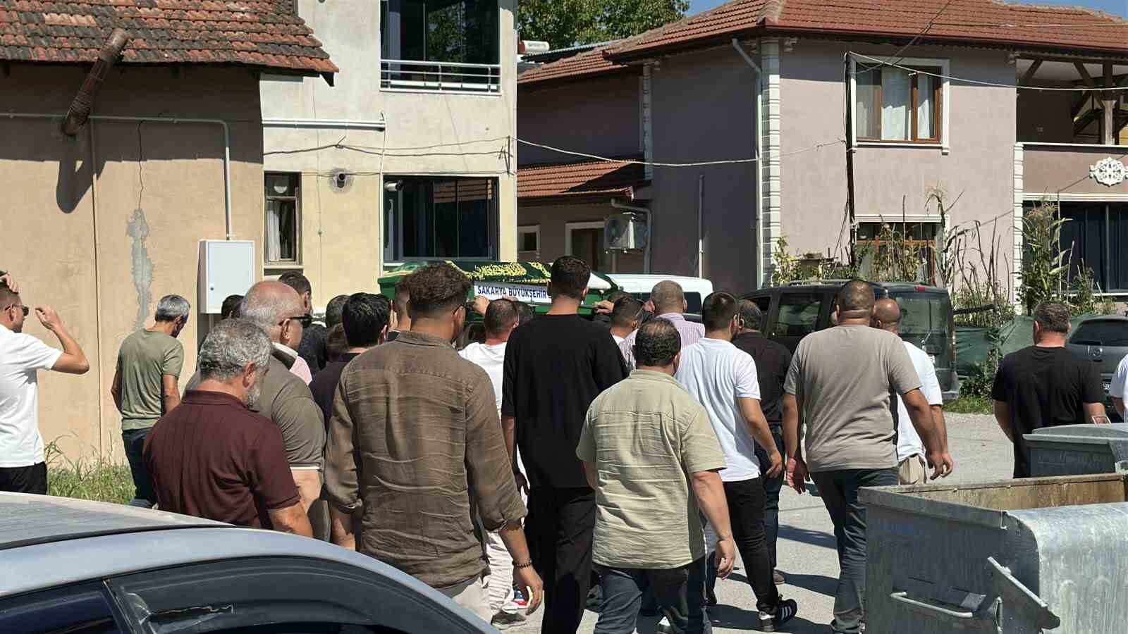 Sığ suya atlayarak hayatını kaybeden 3 çocuk babası son yolculuğuna uğurlandı