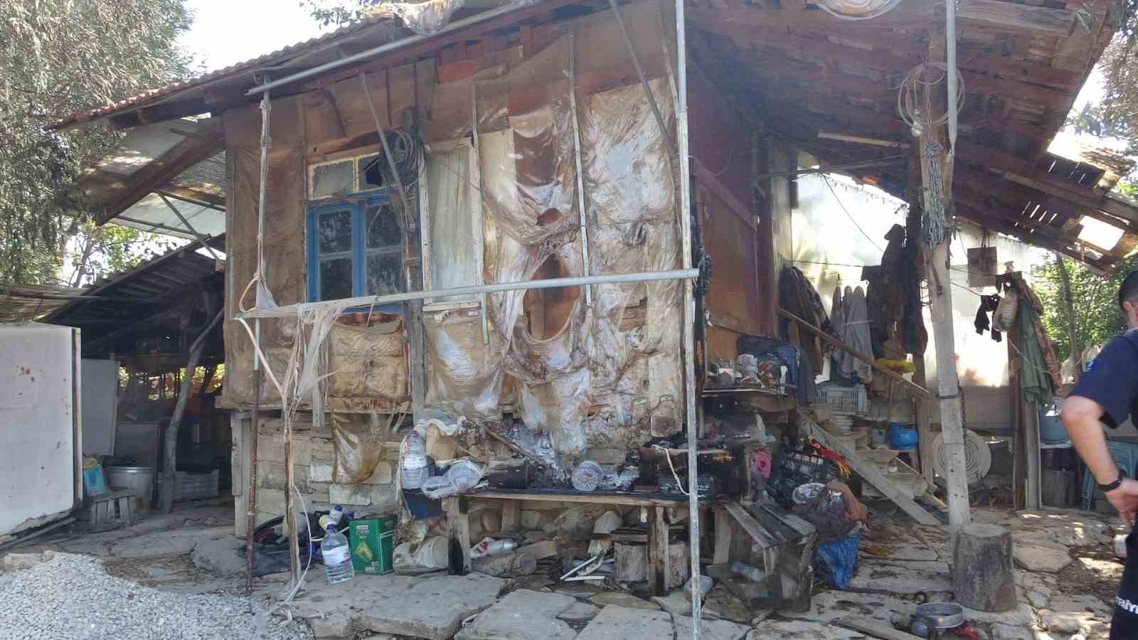 Anızdan başlayan yangın ağıl ve yem depolarını yaktı, 2 keçi telef oldu