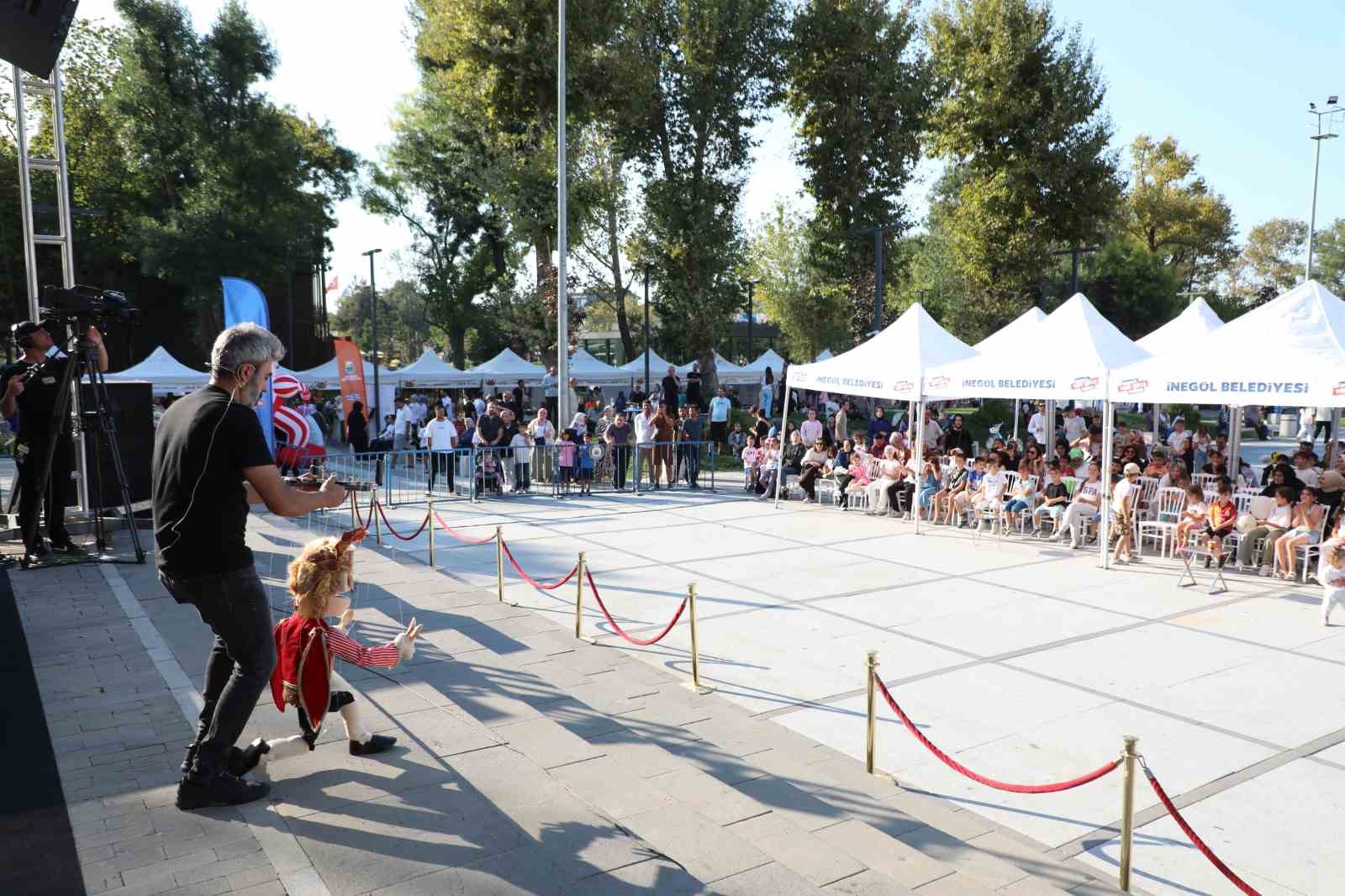 İnegöl Gastronmi Festivali’nde lezzet şöleni retrobüs coşkusuyla taçlandı