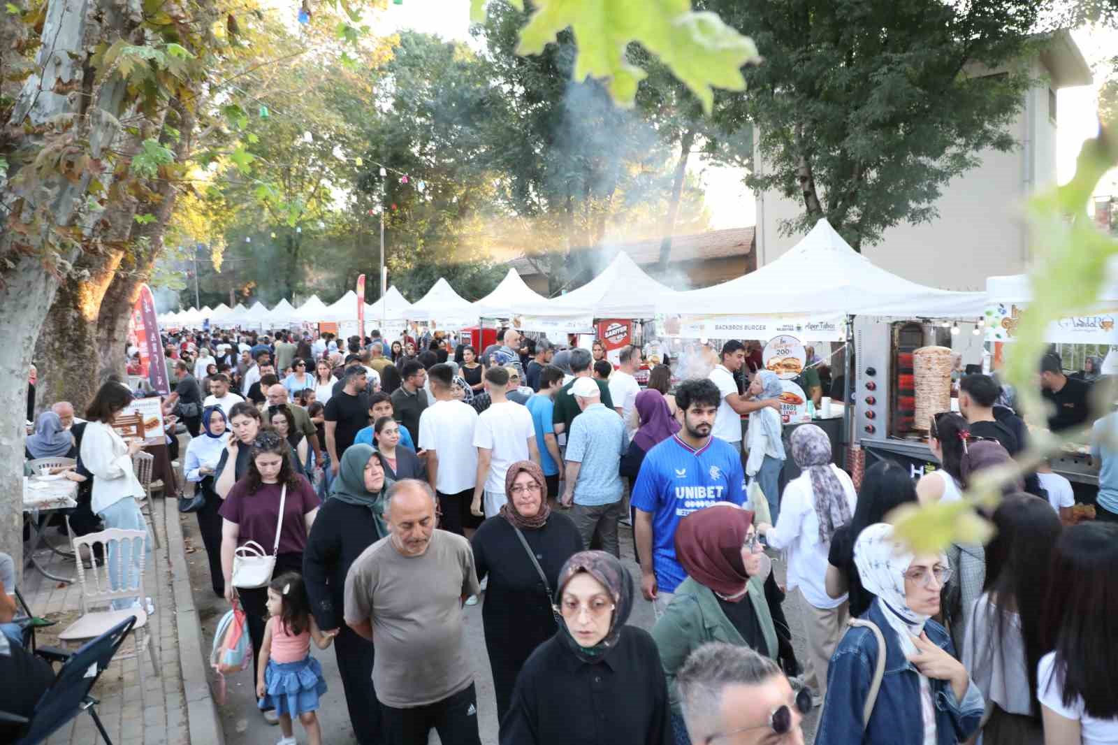 İnegöl Gastronmi Festivali’nde lezzet şöleni retrobüs coşkusuyla taçlandı
