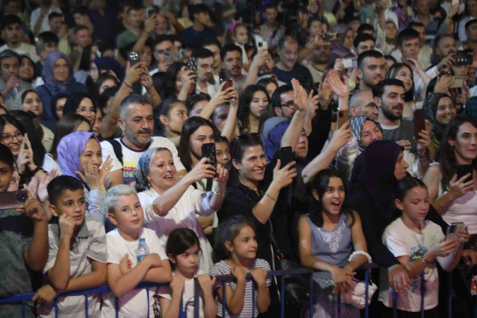 İnegöl Gastronmi Festivali’nde lezzet şöleni retrobüs coşkusuyla taçlandı