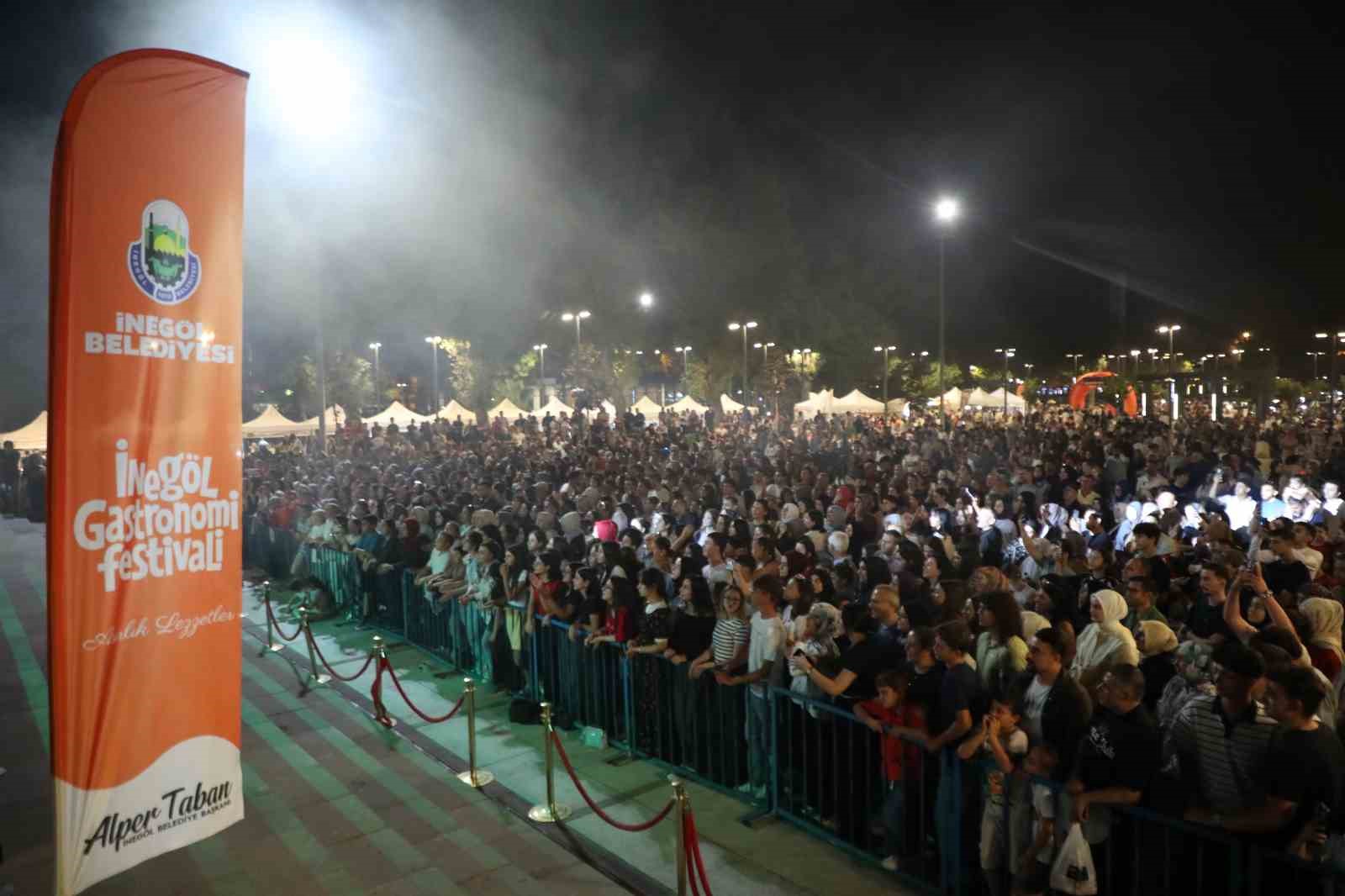 İnegöl Gastronmi Festivali’nde lezzet şöleni retrobüs coşkusuyla taçlandı