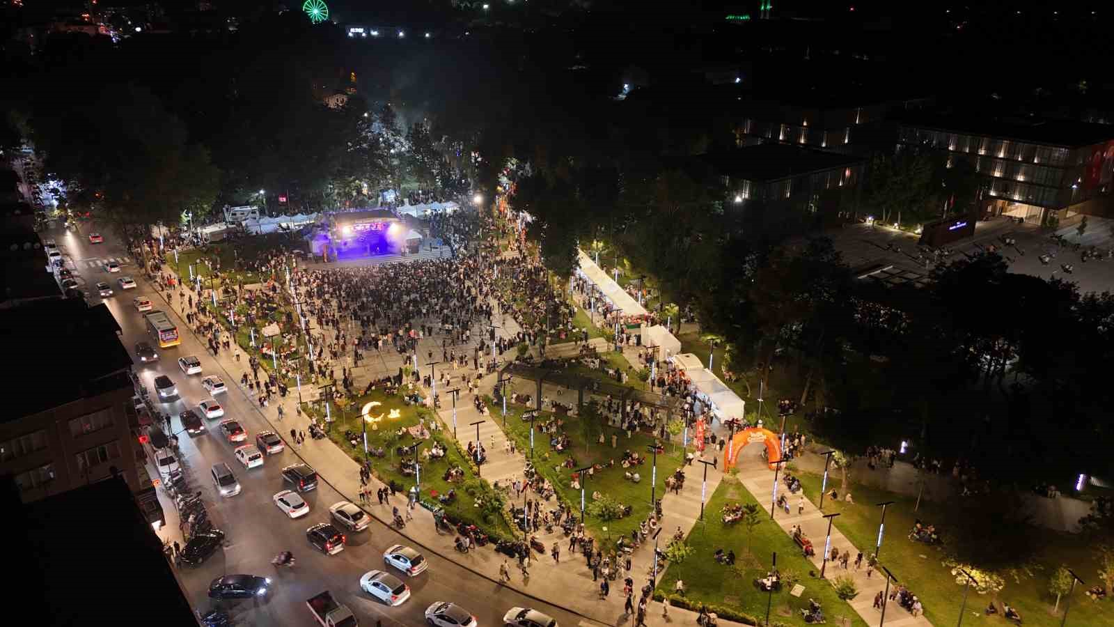 İnegöl Gastronmi Festivali’nde lezzet şöleni retrobüs coşkusuyla taçlandı