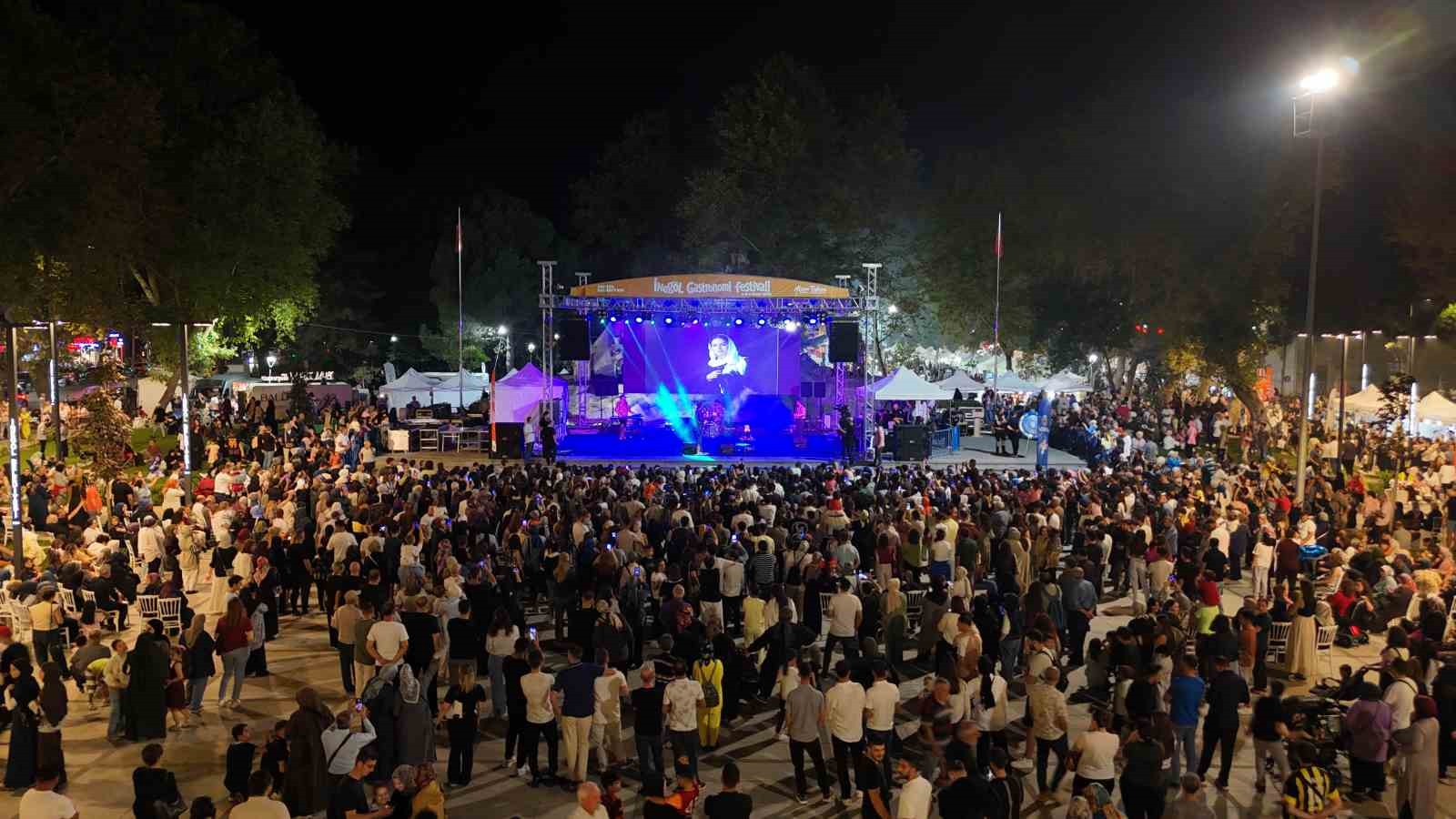 İnegöl Gastronmi Festivali’nde lezzet şöleni retrobüs coşkusuyla taçlandı