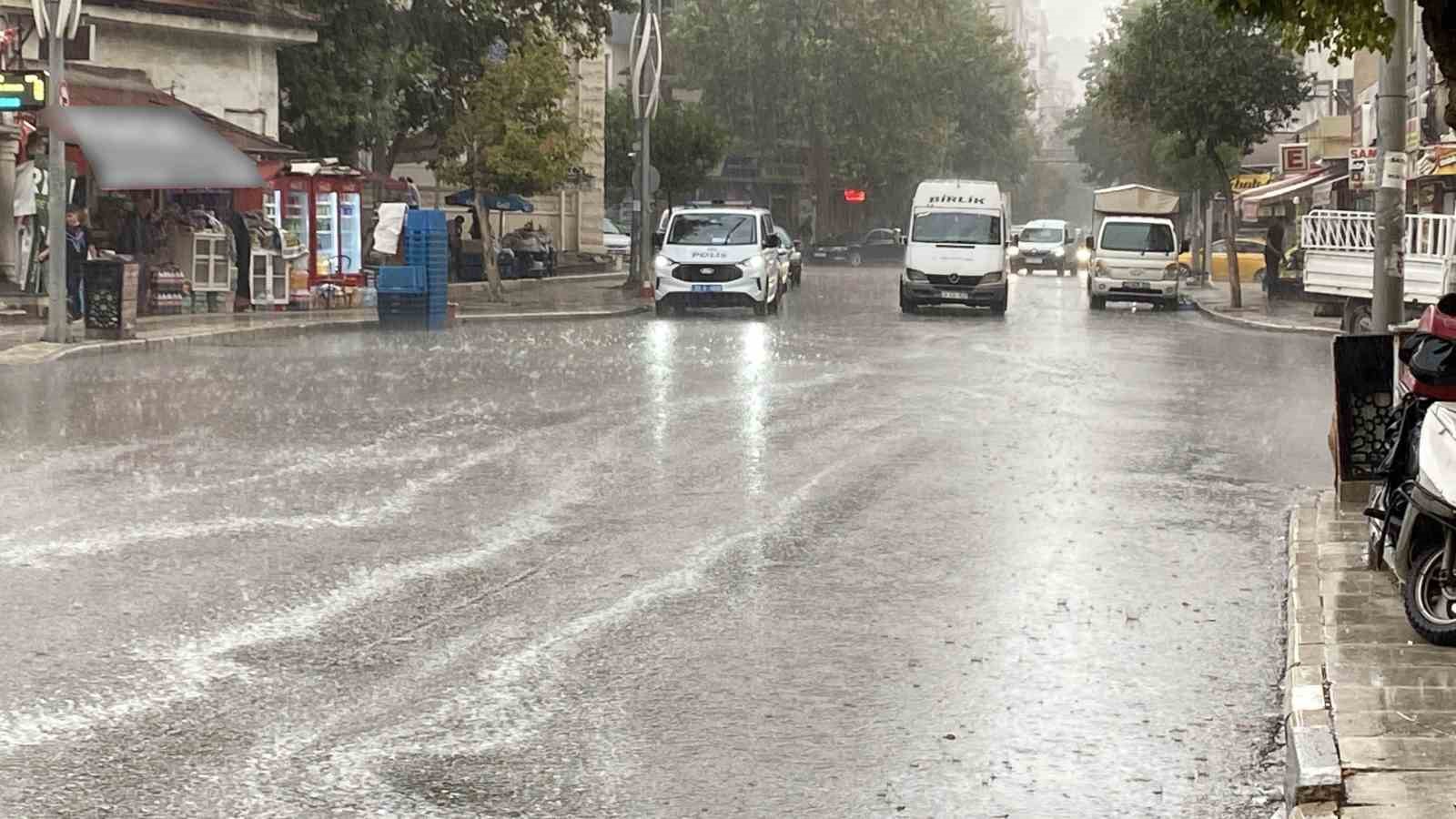 Elazığ’da sağanak ve dolu etkili oldu