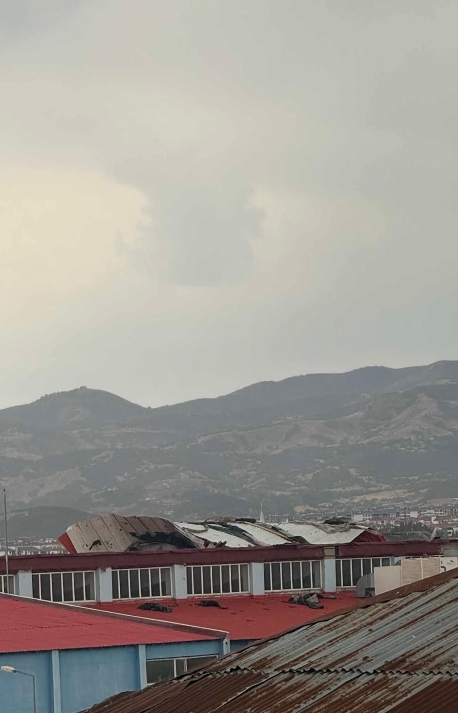 Bingöl’de kuvvetli rüzgar çatıları uçurdu