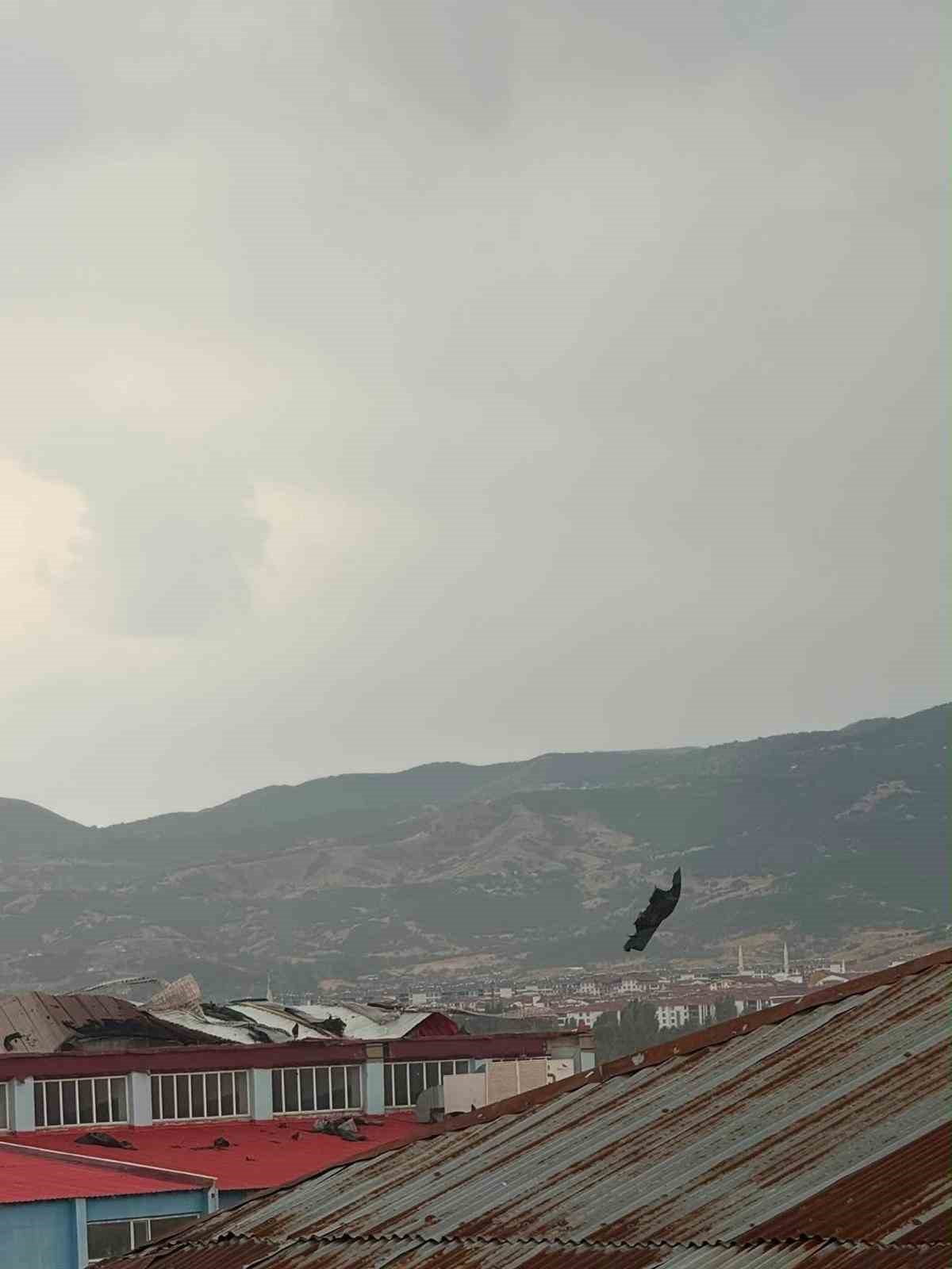 Bingöl’de kuvvetli rüzgar çatıları uçurdu