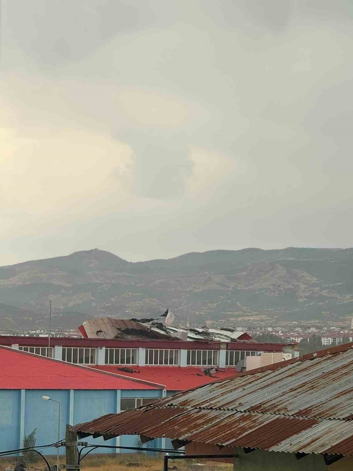 Bingöl’de kuvvetli rüzgar çatıları uçurdu