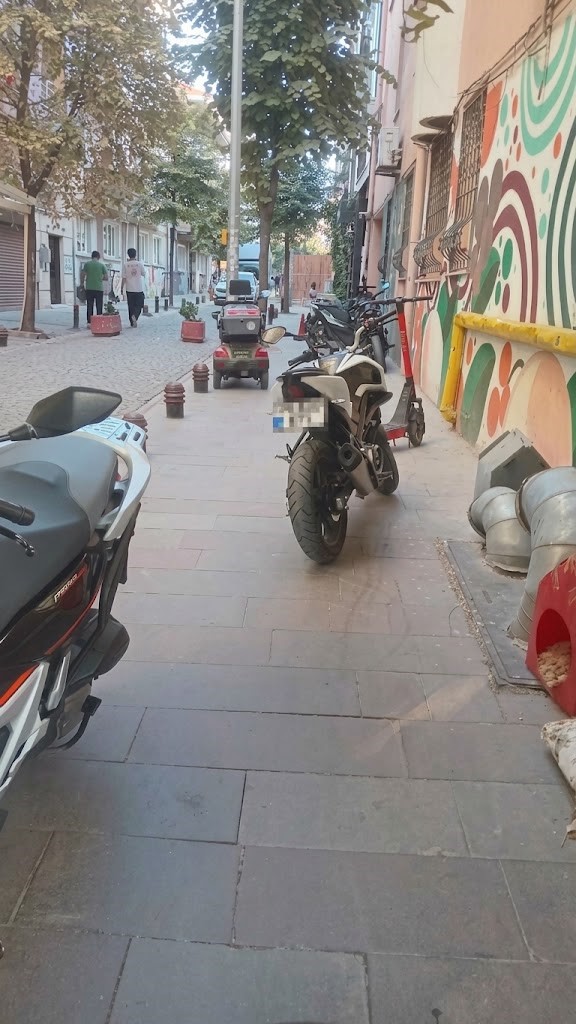 Eskişehir’de kaldırımlar motosiklet otoparkına döndü