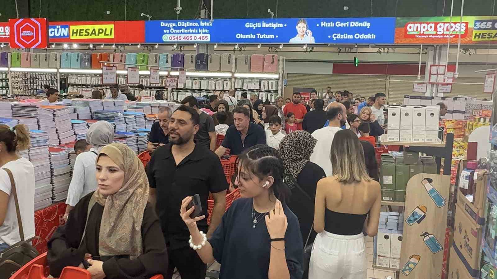 Okulların açılmasına kısa süre kala velilerin kırtasiye telaşı başladı