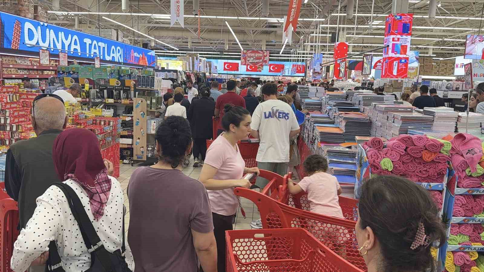 Okulların açılmasına kısa süre kala velilerin kırtasiye telaşı başladı